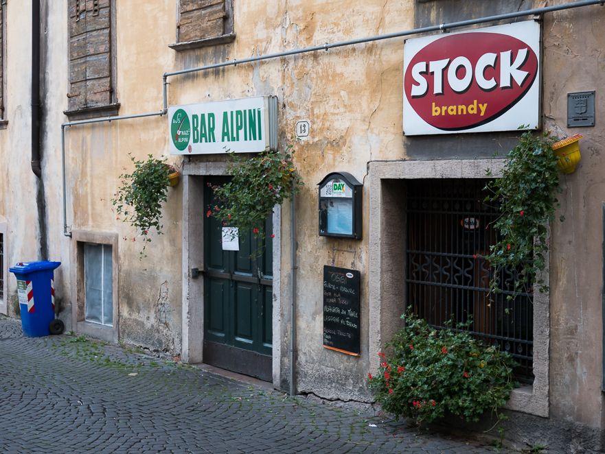 Blick von der Piazza auf die Dolomiten